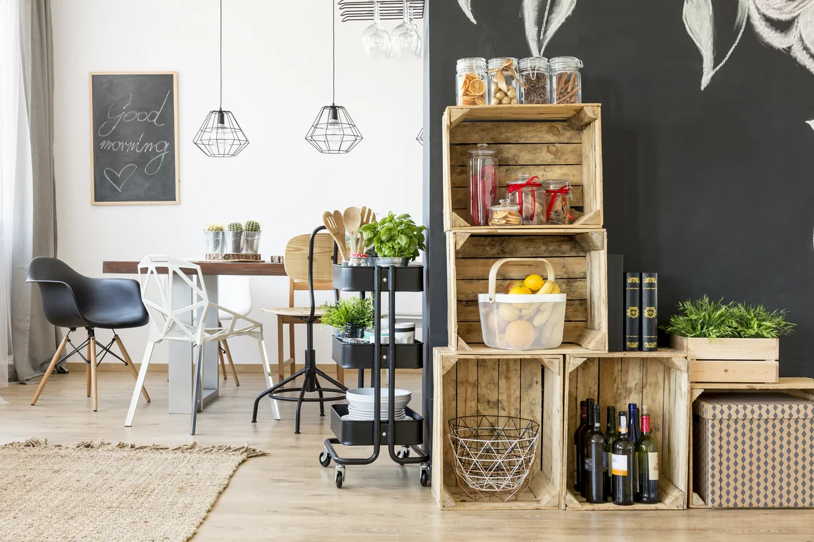 Offene Holzkisten als Regal im Esszimmer